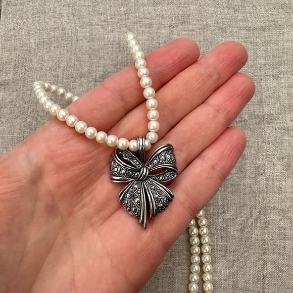Vintage Avon White Faux Glass Pearls & Silver Tone Bow Necklace 12" L Costume - Picture 5 of 14